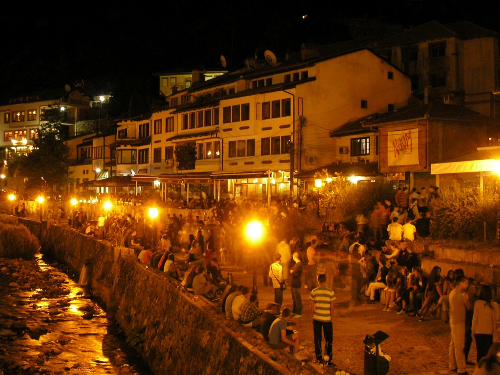 Река Лумбарди през нощта.